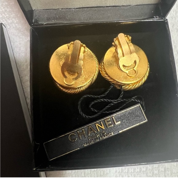 Authentic Chanel PEARL EARRINGS 24K plated - Picture 9 of 15